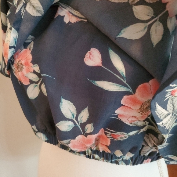 Leith Large Floral Flowy Crop Top Off the Shoulder - Picture 5 of 7